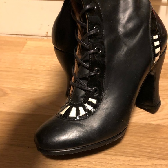 fluevog Shoes - Fluevog Miracles Purity size 6 boots